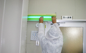 環境微生物管理作業例写真：食品工場内ULV（超微粒子噴霧器）機使用にて殺菌消毒中。